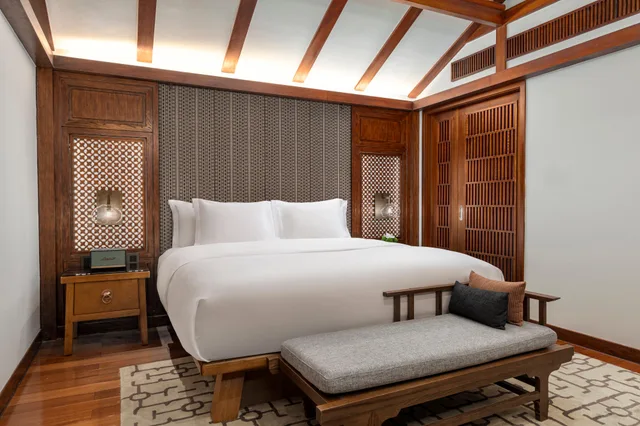 جناح بإطلالة على الحديقة بغرفة نوم واحدة مع دخول صالة النادي، INTERCONTINENTAL LIJIANG ANCIENT TOWN RESORT 3/4