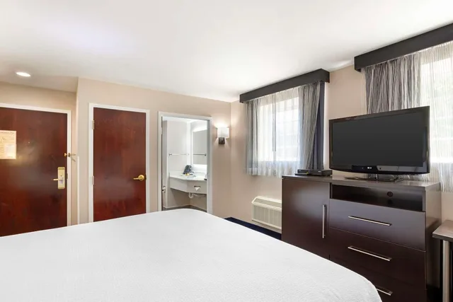 غرفة بسرير كينج، Best Western Plus Fairfield Hotel 1/5