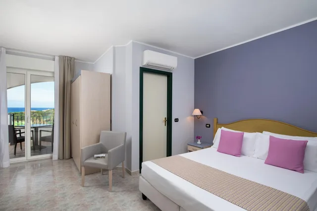 غرفة بسرير مزدوج بإطلالة على البحر بشرفة، Hotel Rosa Dei Venti 1/7