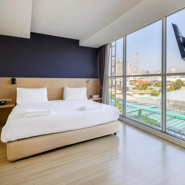 Superior, Double Bed, Solo Express Sukhumvit 81 6/10