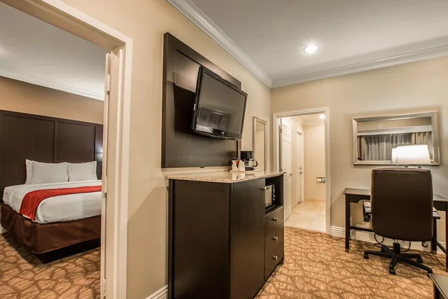 جناح عائلي بسريرين كوين مع أريكة بمنطقة جلوس، Comfort Inn & Suites Huntington Beach 4/10