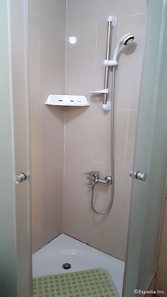 G, Studio, Queen Bed, Gardenville Hotel 2/2