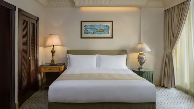 جناح بسرير كينج بإطلالة على المسبح للمدخنين، Intercontinental Phoenicia Beirut 1/2