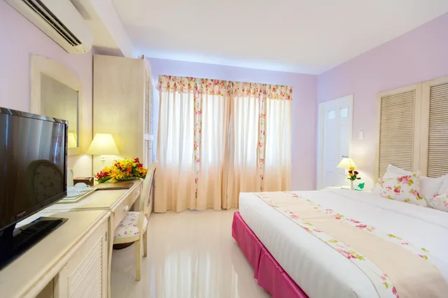 Senior، Hotel L Odeon Phu My Hung 1/1