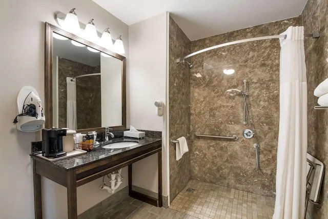 غرفة قياسية بسرير كينج لذوي الإعاقة، Quality Inn Decherd - Winchester 3/3