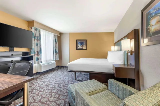 غرفة قياسية بسرير كينج بمطبخ صغير لذوي الإعاقة، Best Western Plus Oceanside Palms 1/4