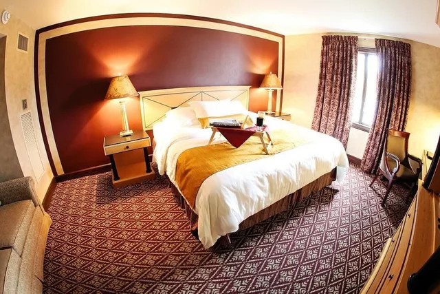 غرفة بسرير كوين وسريرين مزدوجين، The Bertram Inn & Conf Ctr, Trademark Collection Hotel 3/3