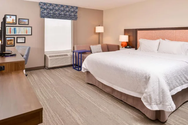 غرفة بسرير كينج بحوض جاكوزي بحوض استحمام لذوي الإعاقة، Hampton Inn Statesville 1/8