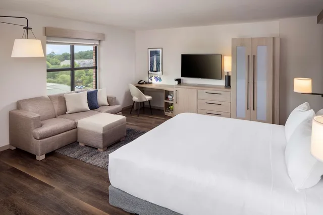 غرفة ركنية بسرير كينج مع أريكة، Hyatt Place Mount Pleasant Towne Centre 2/3