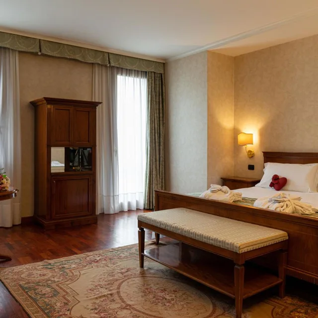جناح جونيور، Hotel Roxy Plaza 2/7