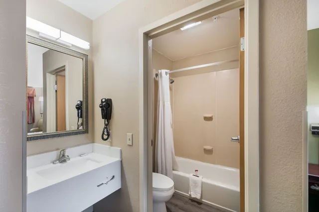 غرفة قياسية بسريرين مزدوجين، Red Carpet Inn-Indian Head 3/3