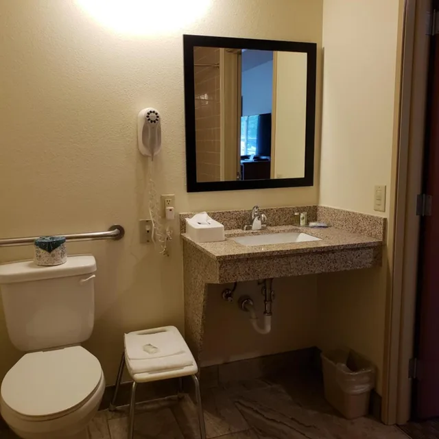 غرفة بسرير مزدوج، Cobblestone Inn & Suites Merrill 6/7
