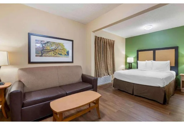 غرفة بسرير كوين مع أريكة، Studio 6 Extended stay Fairfield, OH - Cincinnati 1/10