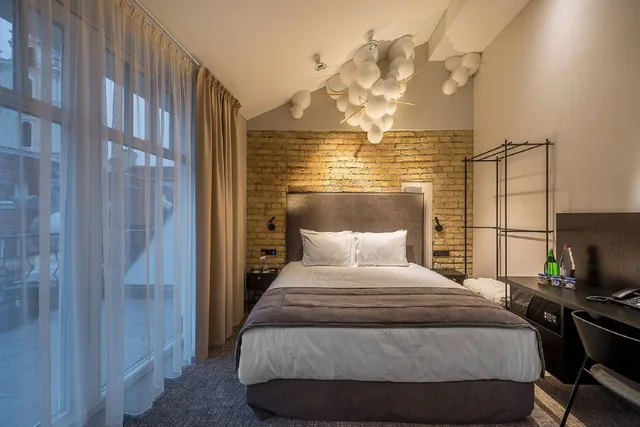 جناح جونيور بسرير كوين بشرفة، Artagonist Art Hotel 1/2