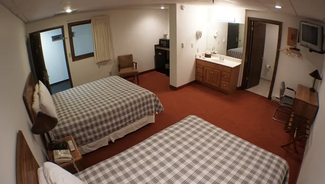 غرفة قياسية بسريرين كوين، RiverBank Lodge 3/4