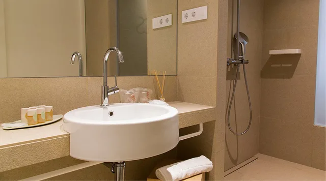 غرفة قياسية بسريرين منفصلين بشرفة، HOTEL CALA SAONA & SPA 8/8