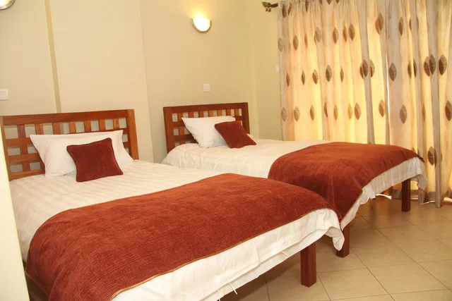 غرفة سوبيريور بسريرين منفصلين، Nairobi Transit Hotel 2/3