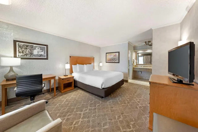 غرفة بسرير كينج للمدخنين، Best Western Plus Black Oak 3/5