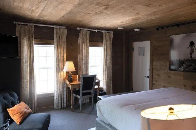 Comfort, Single, King Bed, Shelter Harbor Inn 5/8