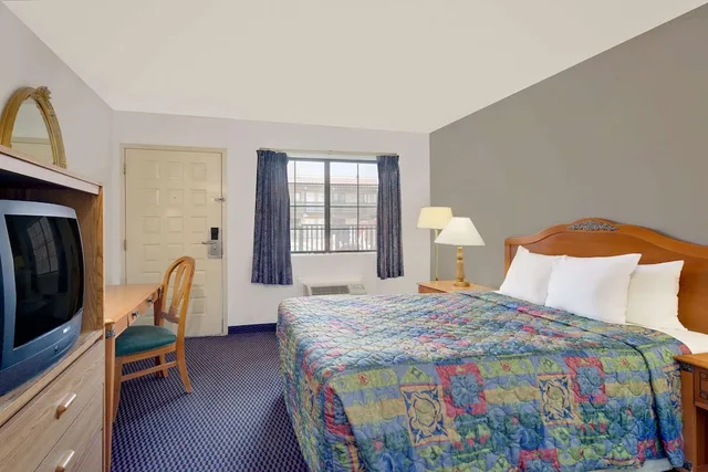 غرفة بسرير كينج، Days Inn & Suites By Wyndham Needles 3/6
