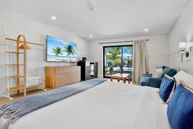 غرفة بسرير كينج بإطلالة على المسبح بشرفة، Tropic Isle Beach Resort 7/10