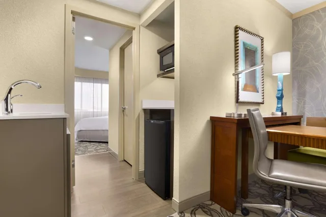 جناح ركني بسرير كينج بغرفتين مع أريكة، Embassy Suites by Hilton San Antonio Airport 5/5