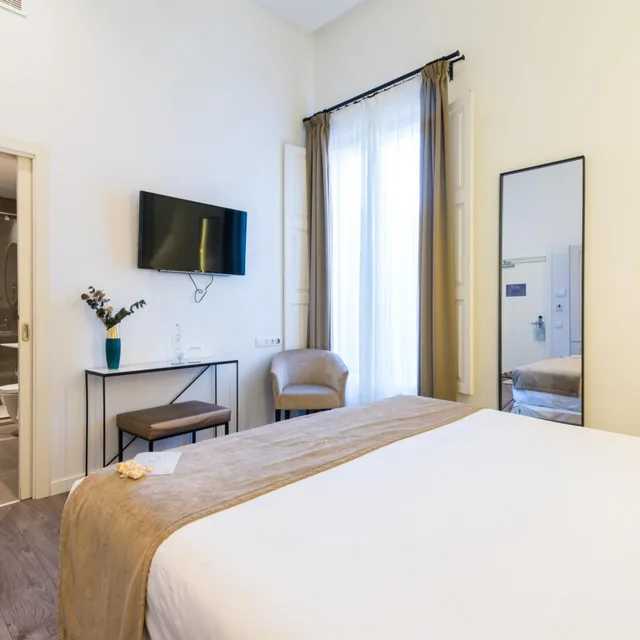 غرفة بسرير مزدوج بشرفة، ICON Roseto by Petit Palace 2/10