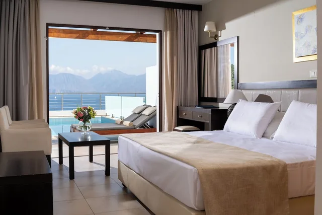 جناح بسريرين منفصلين بإطلالة على البحر مع أريكة بمسبح خاص، Miramare Resort & Spa 2/6