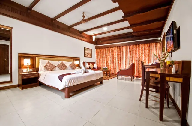 غرفة بريميير بإطلالة على البحيرة بشرفة، Sterling Lake Palace Alleppey. 2/2