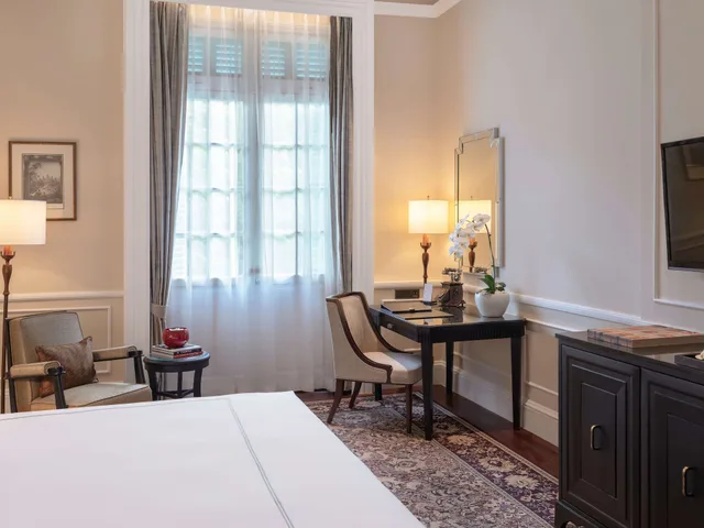 Landmark, King Bed, Pool View، Raffles Hotel Le Royal 5/9