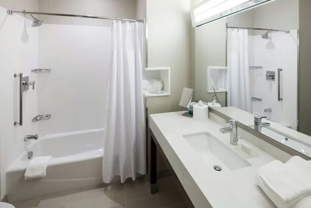غرفة بسريرين كوين مع أريكة، Courtyard by Marriott Houston North/Shenandoah 3/4