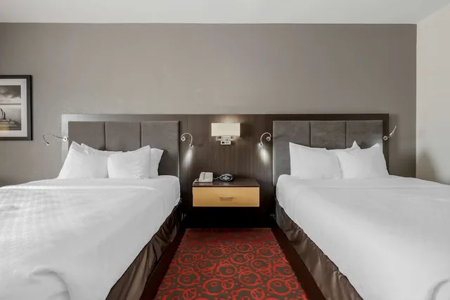 غرفة قياسية بسريرين كوين يُسمح فيها بالحيوانات الأليفة بمطبخ صغير، Best Western Plus Eastgate Inn Suites 2/4