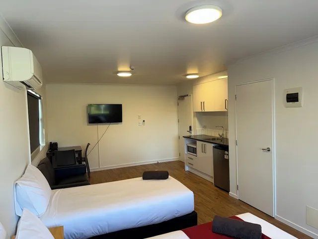 غرفة ثلاثية بسرير كوين وسرير فردي، Uni Motel 2/5