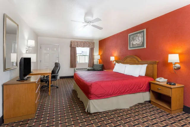 غرفة بسرير كينج للمدخنين، Ramada Limited San Angelo 1/7