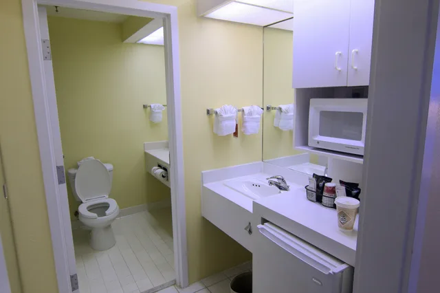 Deluxe 2 Queens Tower Room، Ramada by Wyndham Kissimmee Gateway 4/6