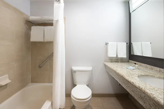 جناح بسريرين كوين بغرفة نوم واحدة مع أريكة، Courtyard By Marriott Santa Fe 4/6