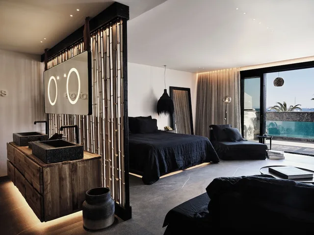 غرفة بسرير كينج بإطلالة على البحر بغرفة نوم واحدة مع أريكة بمسبح خاص، O by Myconian, Mykonos, a Member of Design Hotels 1/2
