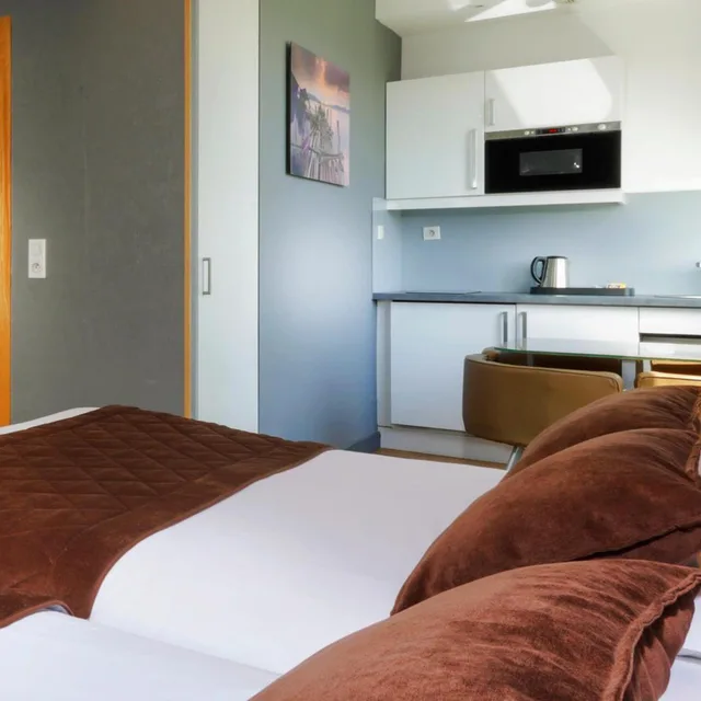 غرفة ثلاثية بشرفة، AMBRE HOTEL 1/9