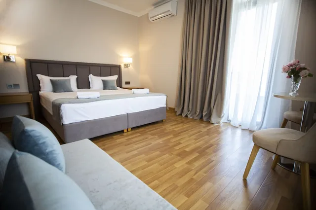 غرفة ثلاثية بسرير كينج مع أريكة، Chveni Ezo Boutique Hotel 1/2