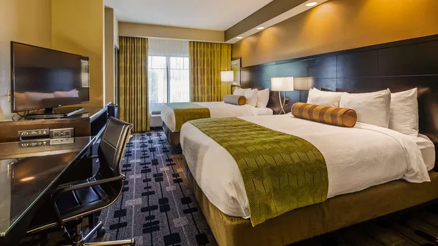 غرفة بسريرين كوين لذوي الإعاقة، Best Western Plus University Inn 1/3