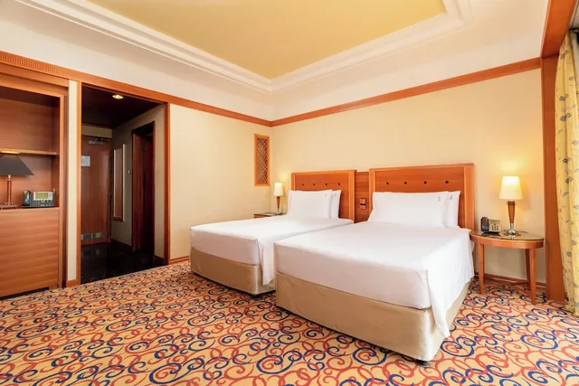 غرفة بريميوم بسريرين منفصلين بإطلالة على المسبح مع دخول صالة النادي، Holiday Inn Kuwait 10/10
