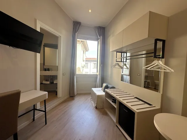 غرفة كومفورت ثلاثية بسرير كوين وسرير فردي بإطلالة على المدينة، Hotel Giappone 6/8