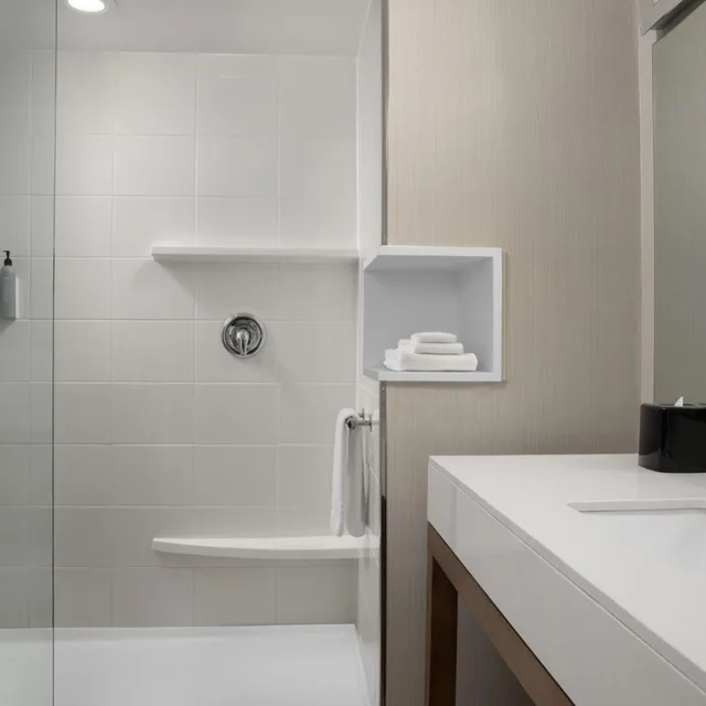 غرفة كبيرة بسرير كينج مع أريكة، Courtyard Philadelphia Bensalem 2/2