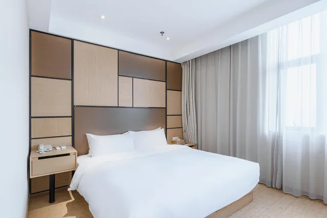 Standard, Double Bed, Ji Hotel (Shanghai Zhoupu Wanda Plaza) 1/3