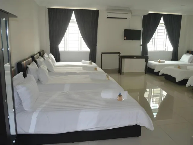 غرفة عائلية بسرير كينج وأسرّة بطابقين، Hotel Mutiara KGMMB by ZUZU 2/2
