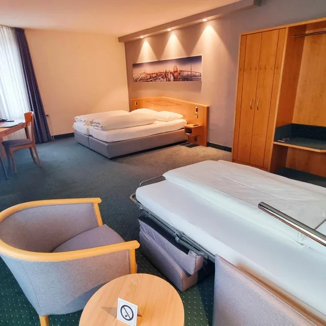 غرفة بسرير كينج مع سرير إضافي، Hotel Panorama Hamburg-Harburg 10/10