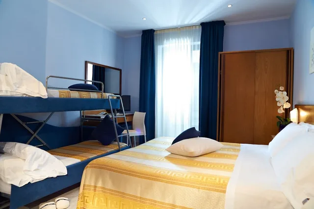 غرفة رباعية بشرفة بإطلالة جزئية على البحر، Hotel Sirio 2/3