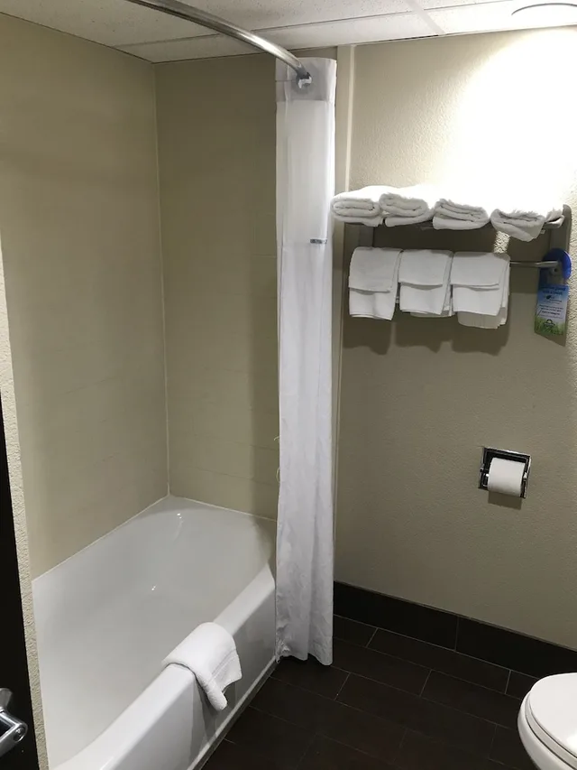غرفة بسرير كينج للمدخنين، Days Inn by Wyndham Joplin 5/5