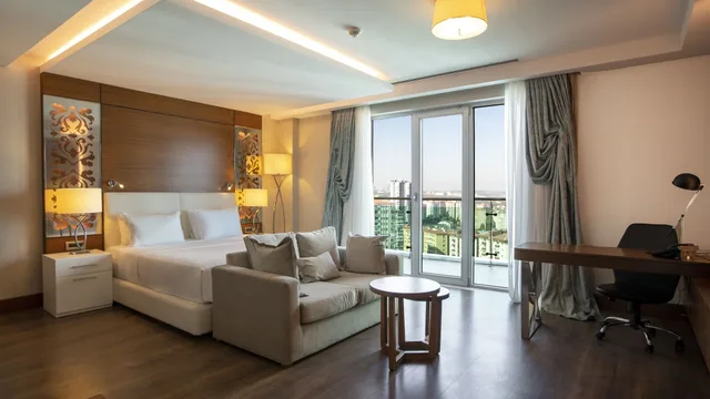 جناح بسرير كينج بحوض جاكوزي للمدخنين، Holiday Inn Ankara - Cukurambar 3/9