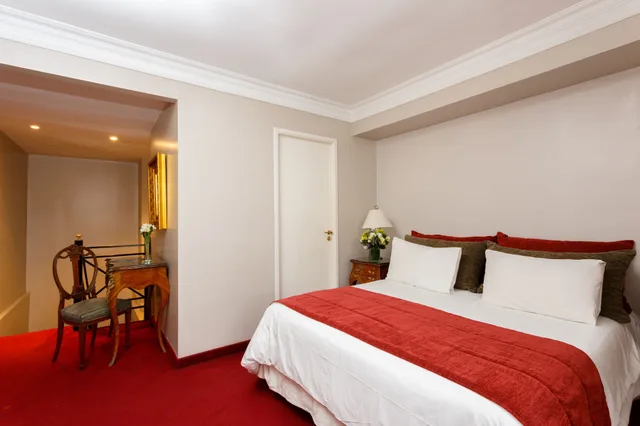 غرفة قياسية رباعية بسرير كوين وسريرين منفصلين، 1253 Recoleta Small Hotel 1/10